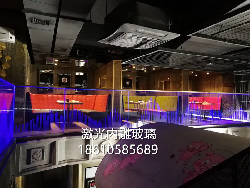 激光內(nèi)雕護(hù)欄玻璃。